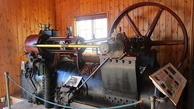 Horizontal steam engine mounted atop a horizontal boiler.